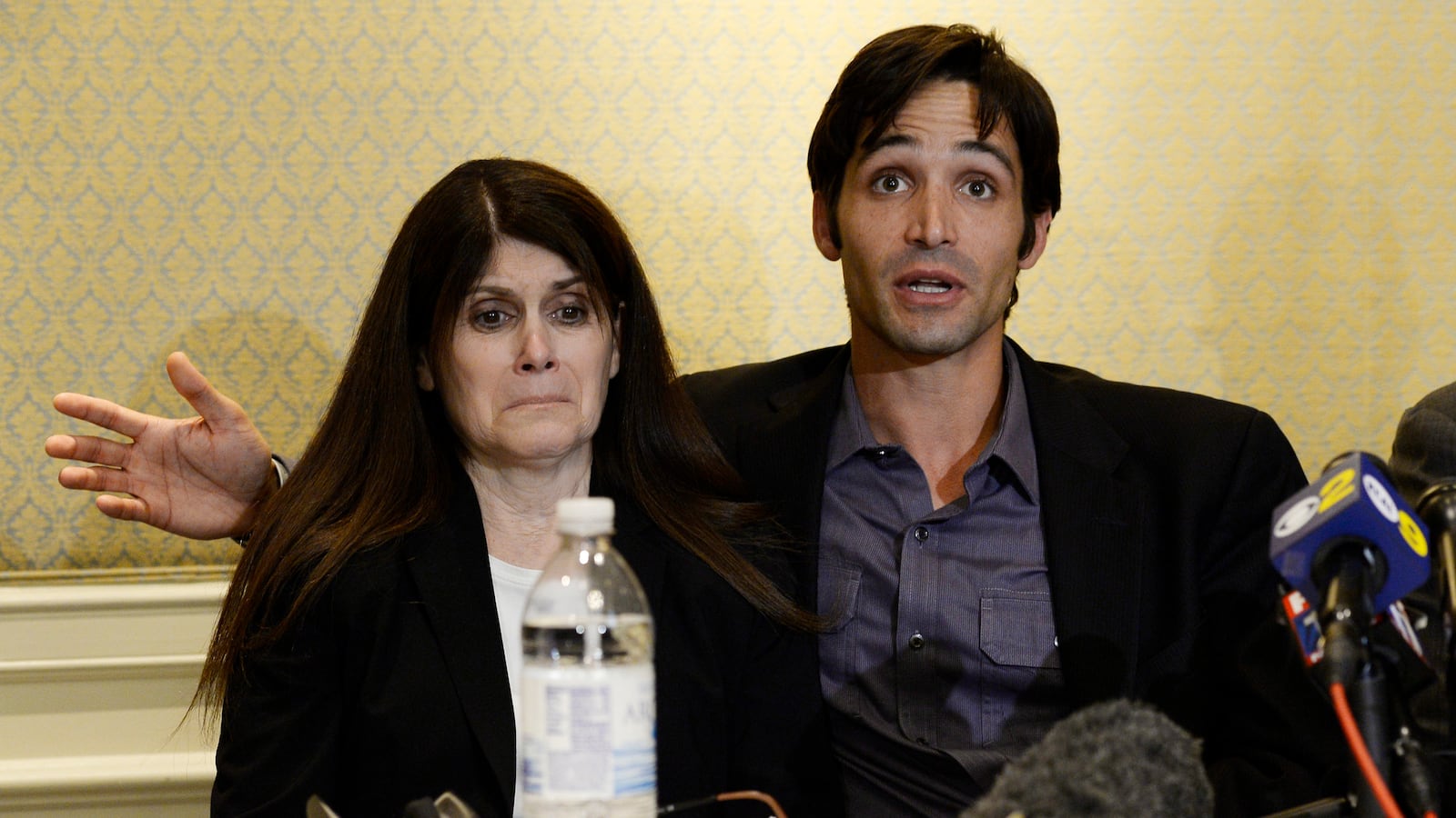 articles/2014/04/22/will-naming-and-shaming-prove-to-be-a-winning-strategy-for-bryan-singer-s-accuser/140421-williams-bryan-singer-tease_o73w7a