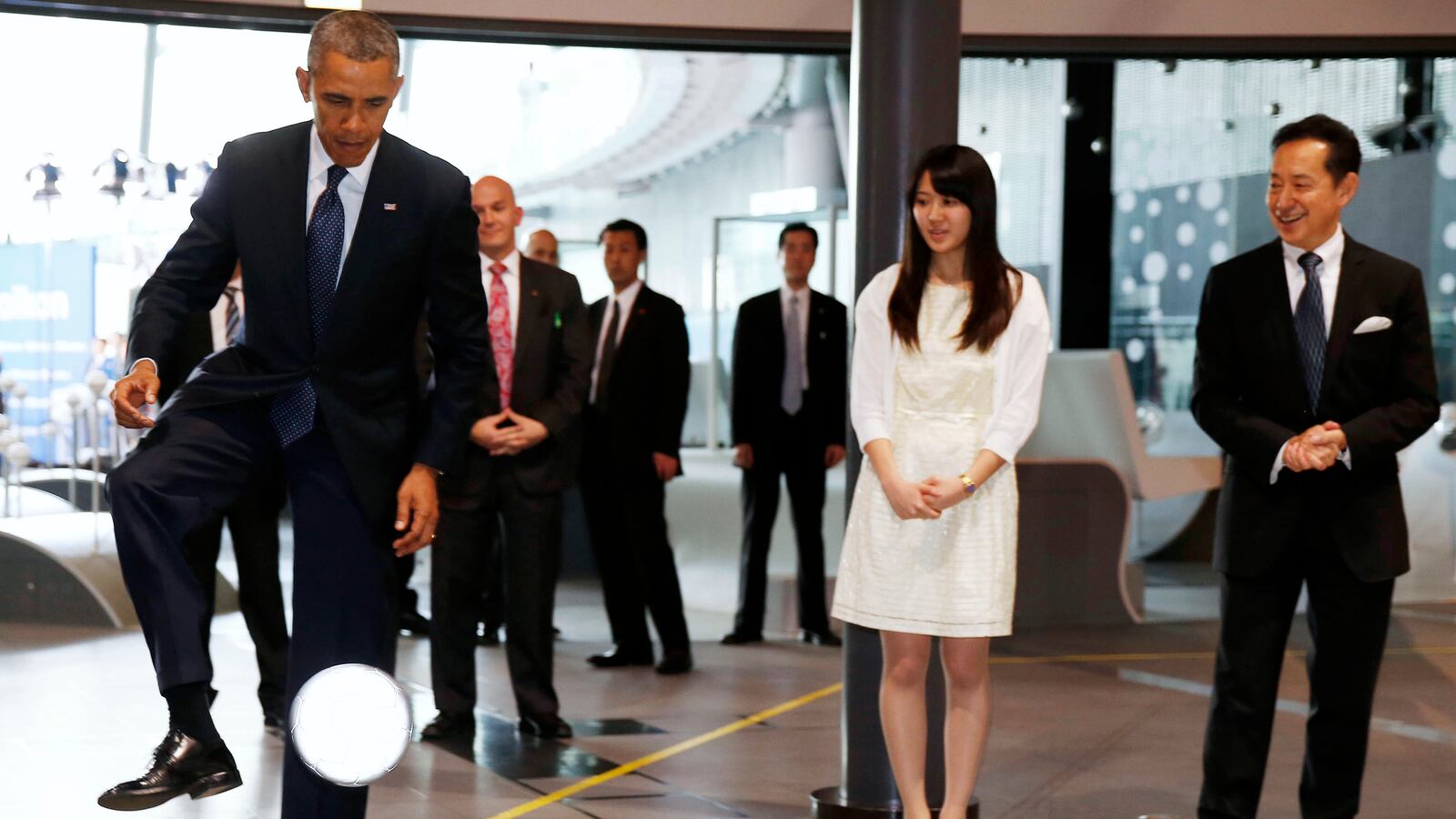 cheats/2014/04/24/obama-battles-japanese-robot/140424-obama-soccer-cheat_ydtdyj
