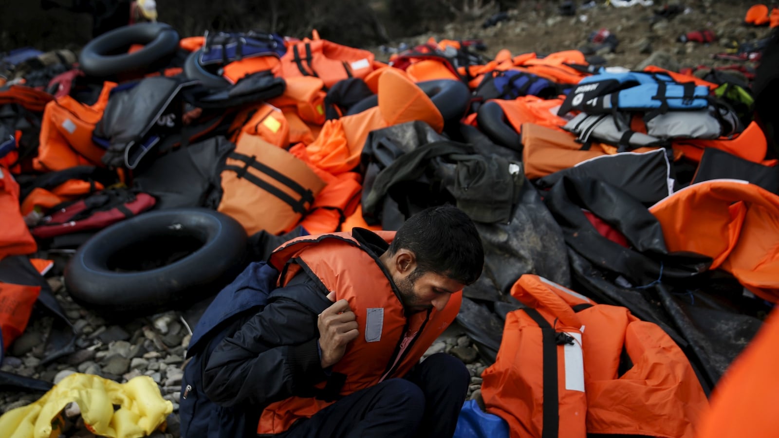 cheats/2016/01/07/1-000-fake-life-jackets-seized-in-turkey/160107-life-jacket-cheat_lxehtw