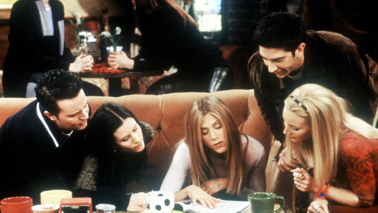 Matthew Perry, Courteney Cox Arquette, Jennifer Aniston, David Schwimmer and Lisa Kudrow star in Friends