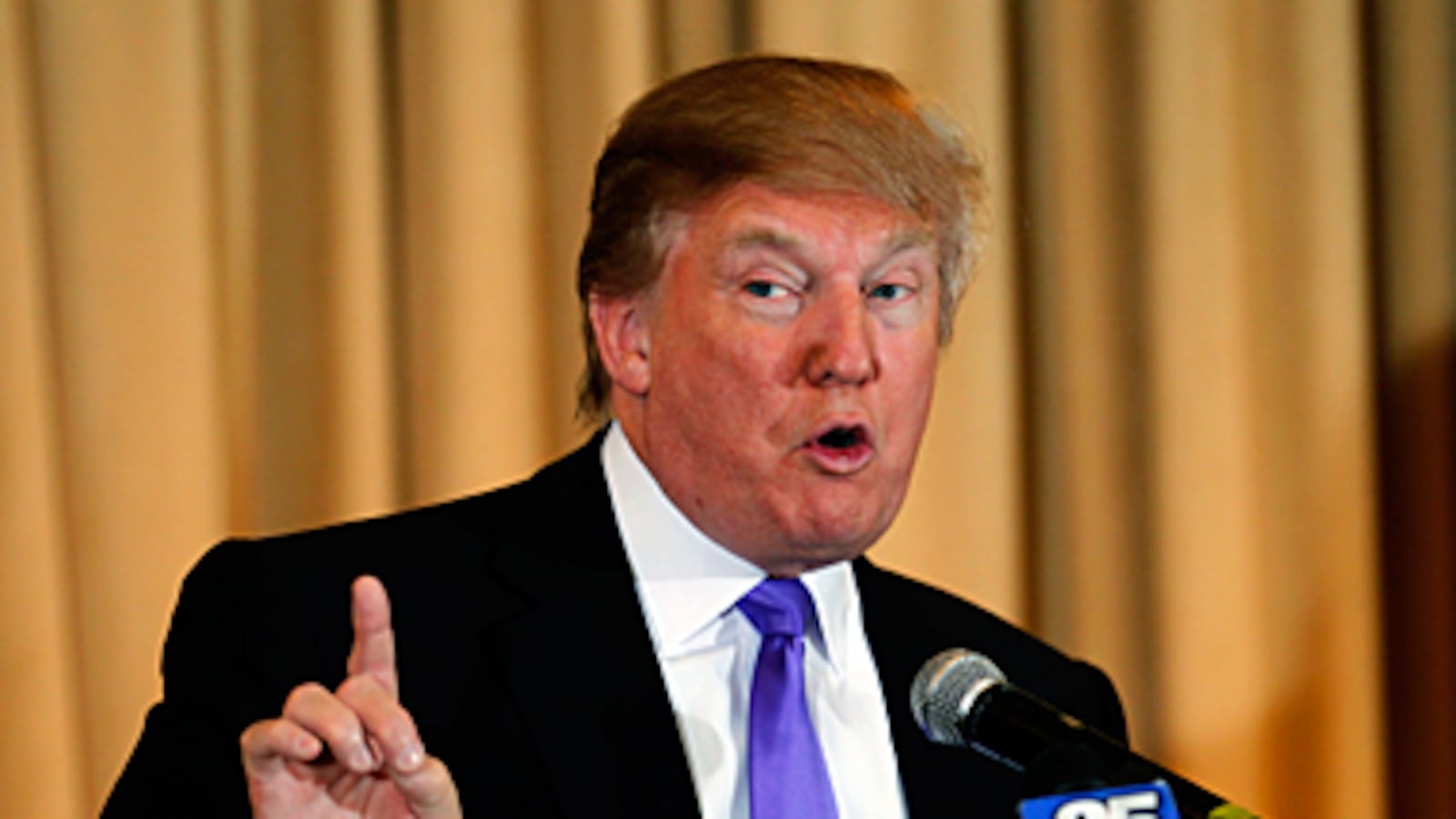 articles/2011/04/17/donald-trump-plays-the-birther-card-tea-party-triumph-in-florida/defede-trump-florida_173850_fjtujk