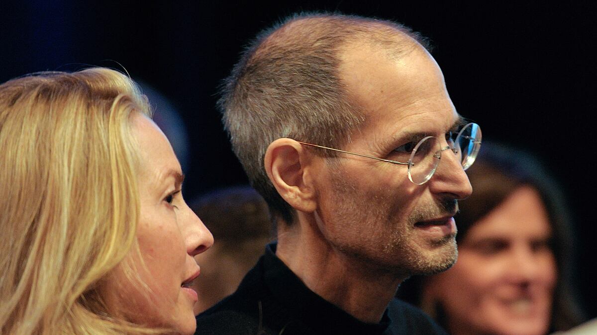 cheats/2011/10/07/how-steve-jobs-said-goodbye/steve-jobs-wife-laurene-cheat_pc1kgw