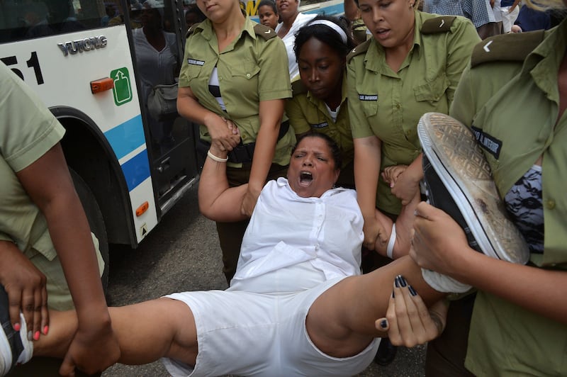 galleries/2016/03/20/obama-lands-in-cuba-to-dissident-protest/160320-cuba-dissidents-protest-09_unbpx5