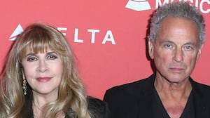 Stevie Nicks (L) and Lindsey Buckingham