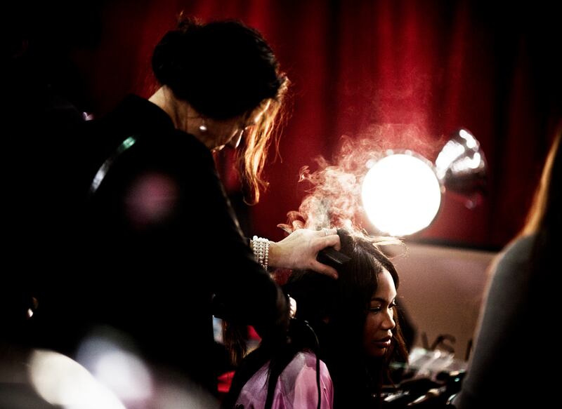 galleries/2010/11/10/victoria-s-secret-angels-photos-on-and-off-the-runway/victoria-secret-backstage---16_tmq43r