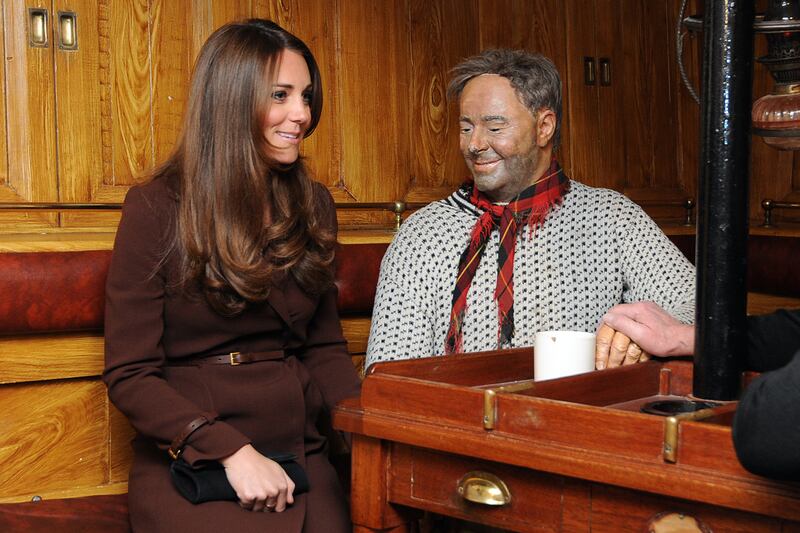 articles/2013/03/05/where-s-the-bump-kate-middleton-in-grimsby/kate-grimsby2_qjepei