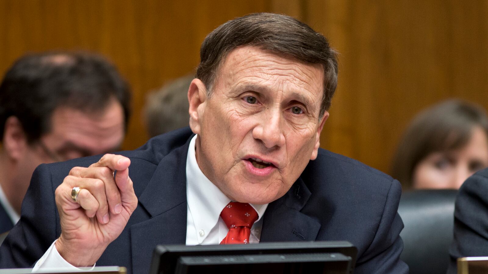 cheats/2014/05/09/gop-rep-brings-fake-joint-to-hearing/140709-John-Mica-cheat_whdclk