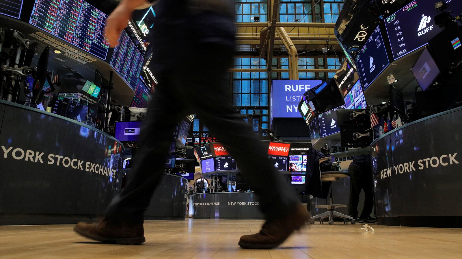 2022-01-26T221949Z_1057842725_RC277S9GLRKC_RTRMADP_3_USA-STOCKS_uqxlug