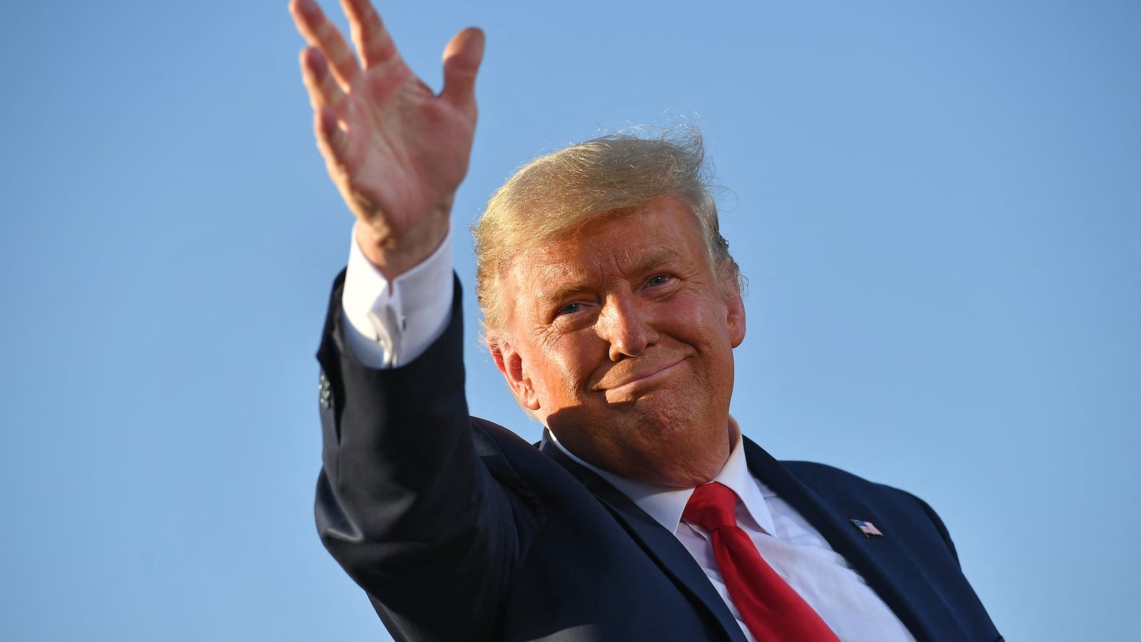 TOPSHOT - US President Donald Trump waves as he leaves a rally at Tucson International Airport in Tucson, Arizona on October 19, 2020. US President Donald Trump went after top government scientist Anthony Fauci in a call with campaign staffers on October 19, 2020, suggesting the hugely respected and popular doctor was an "idiot." (Photo by MANDEL NGAN / AFP) (Photo by MANDEL NGAN/AFP via Getty Images)