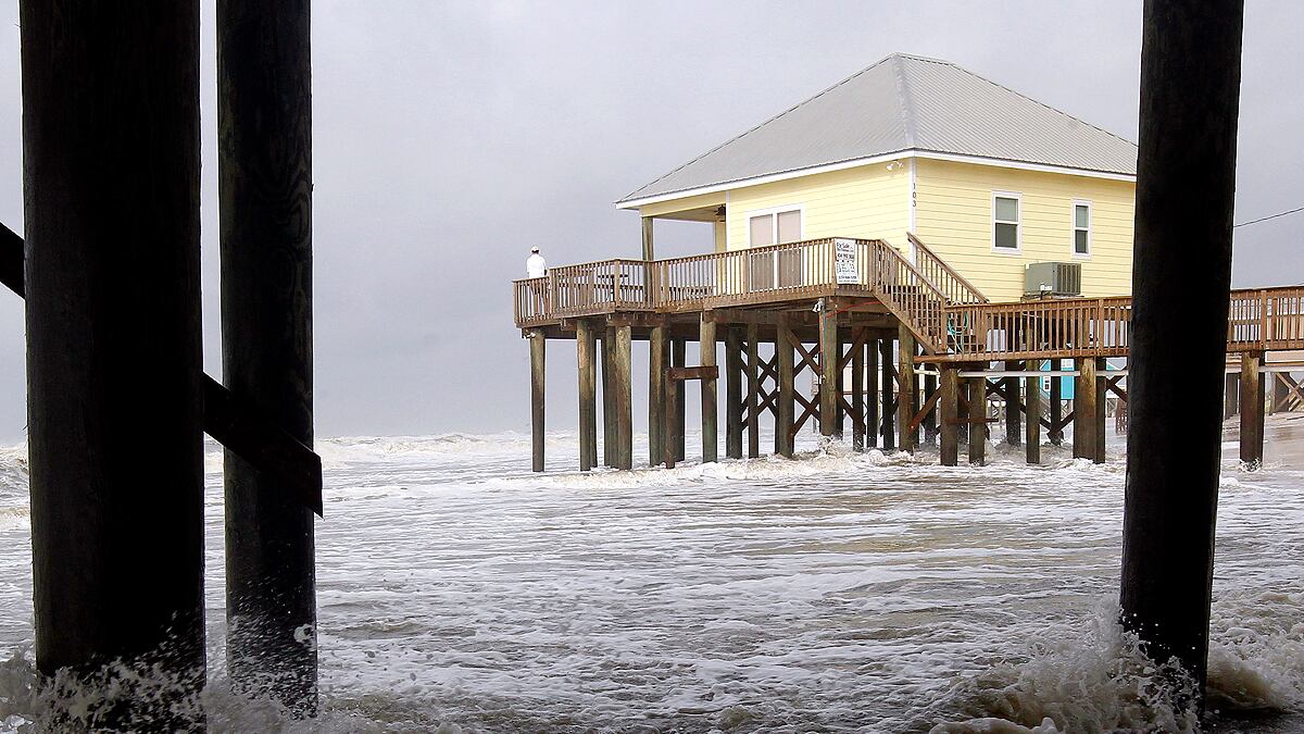 cheats/2011/09/04/lee-makes-landfall-in-louisiana/tropical-storm-lee-landfall-box_fwn5tf