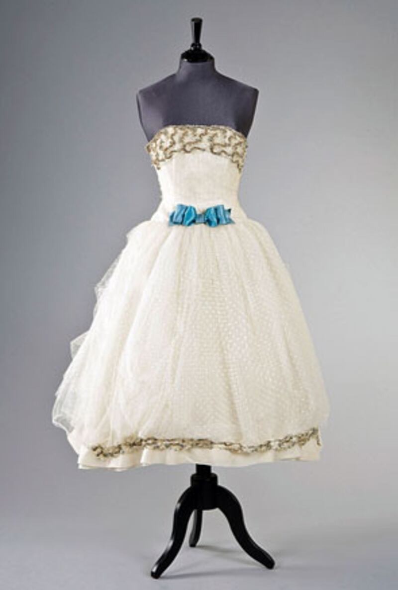 galleries/2009/12/09/audrey-hepburn-auction/audrey-hepburn-9_awolvu