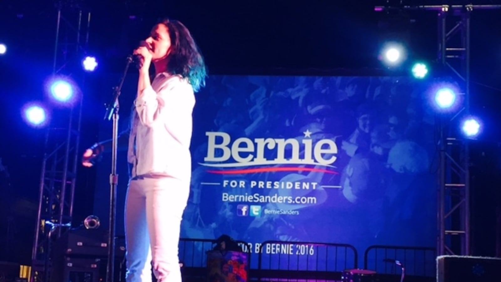 articles/2016/04/22/my-surreal-time-at-berniechella-the-coachella-for-bernie-sanders-happy-hippies/160422-chelin-berniechella-4_inf7zn