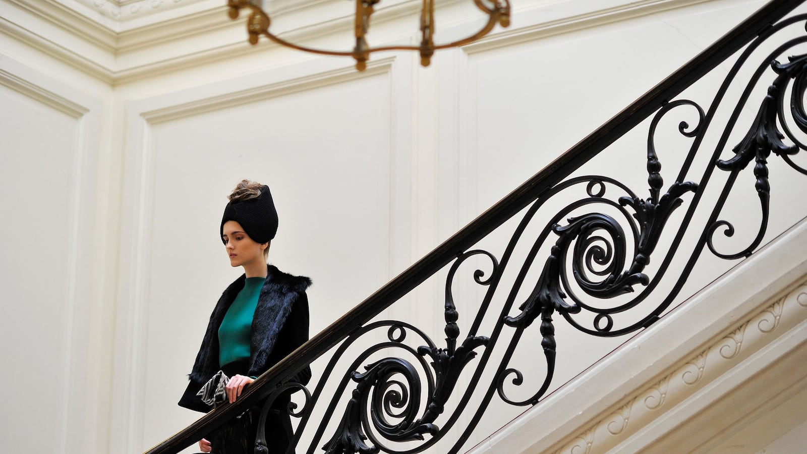 articles/2014/07/08/paris-s-secret-fashion-week-haunts/140707-foreman-fashion-sites-tease_xg5ewj