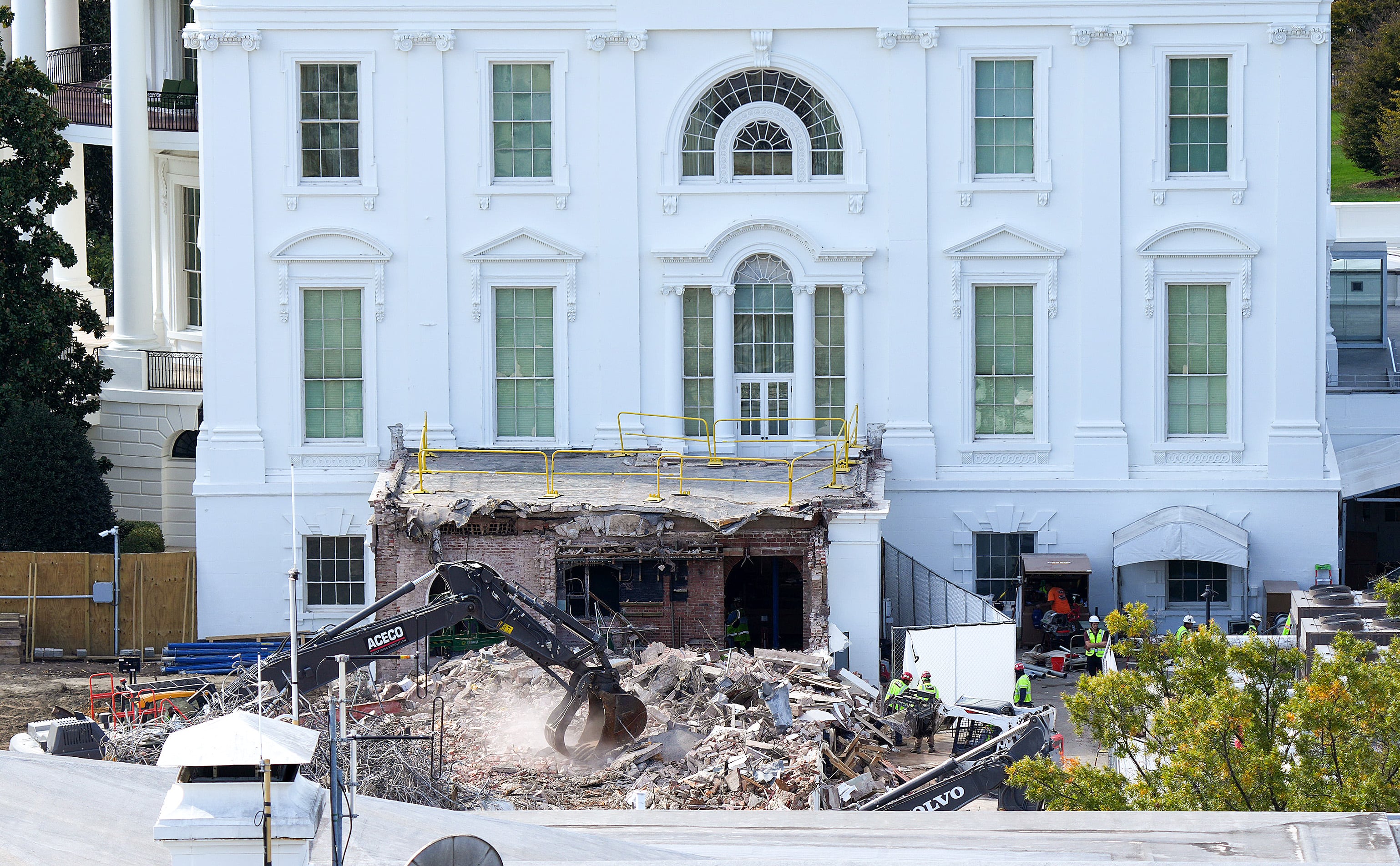 Even Melania Is Distancing Herself From Donald Trump's White House Teardown