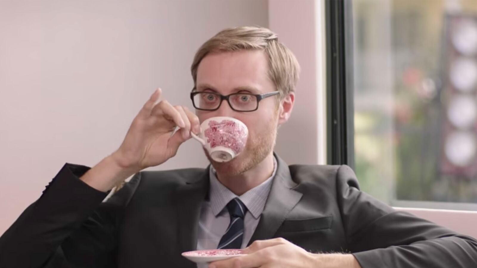 articles/2014/06/27/viral-video-of-the-day-stephen-merchant-britsplains-it-all/140627-viralvid-merchant-tease_a0y9sg