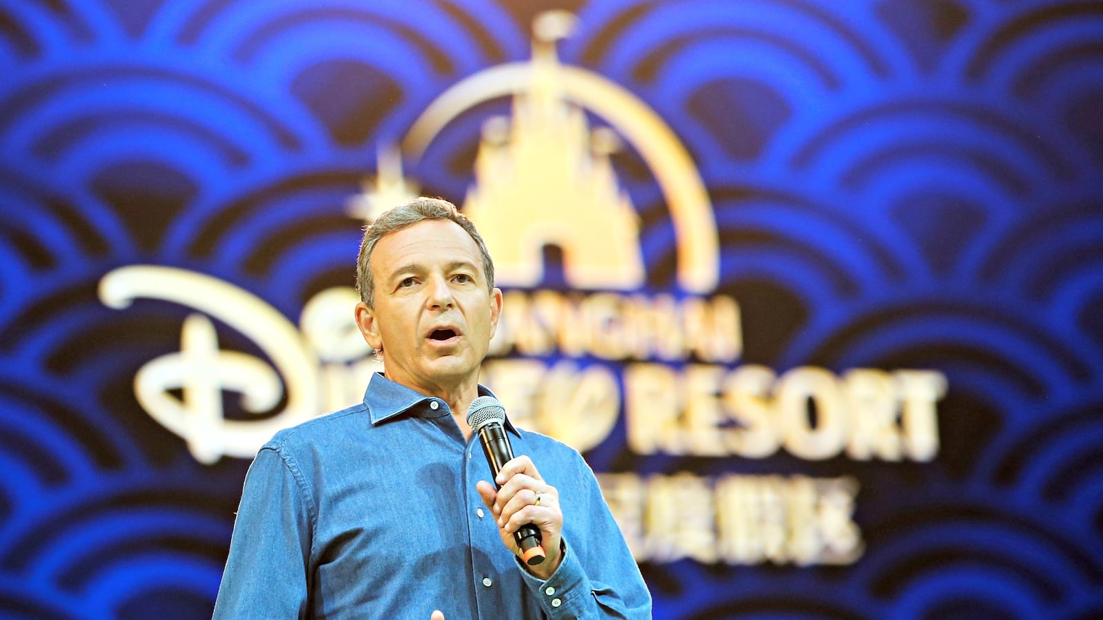 cheats/2017/03/08/disney-ceo-defends-sitting-on-trump-council-by-citing-hamilton-lyrics/170308-bob-iger-trump-cheat_pqsquq