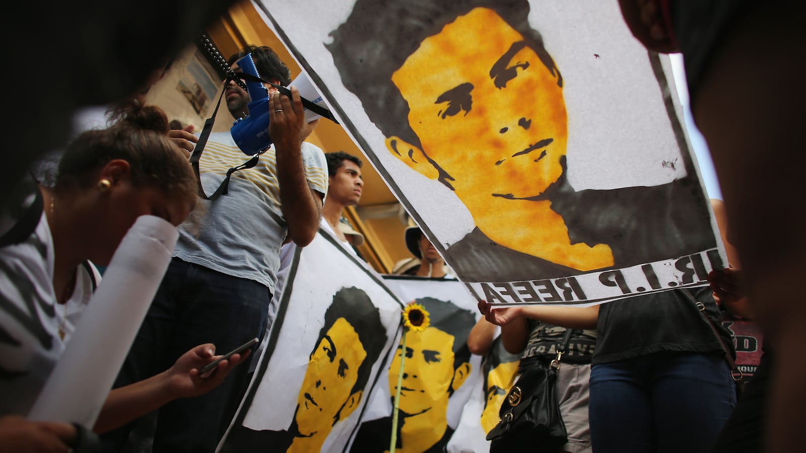 cheats/2013/08/28/graffiti-artist-s-family-sues-miami-beach/130828-taser-artist-cheat_a75u6x