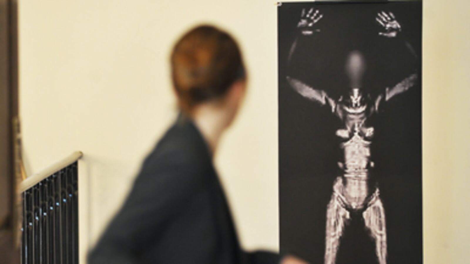 articles/2011/01/07/homeland-security-dept-to-extend-body-scans-beyond-airports/friedersdorf-body-scan_151372_tp6ukc