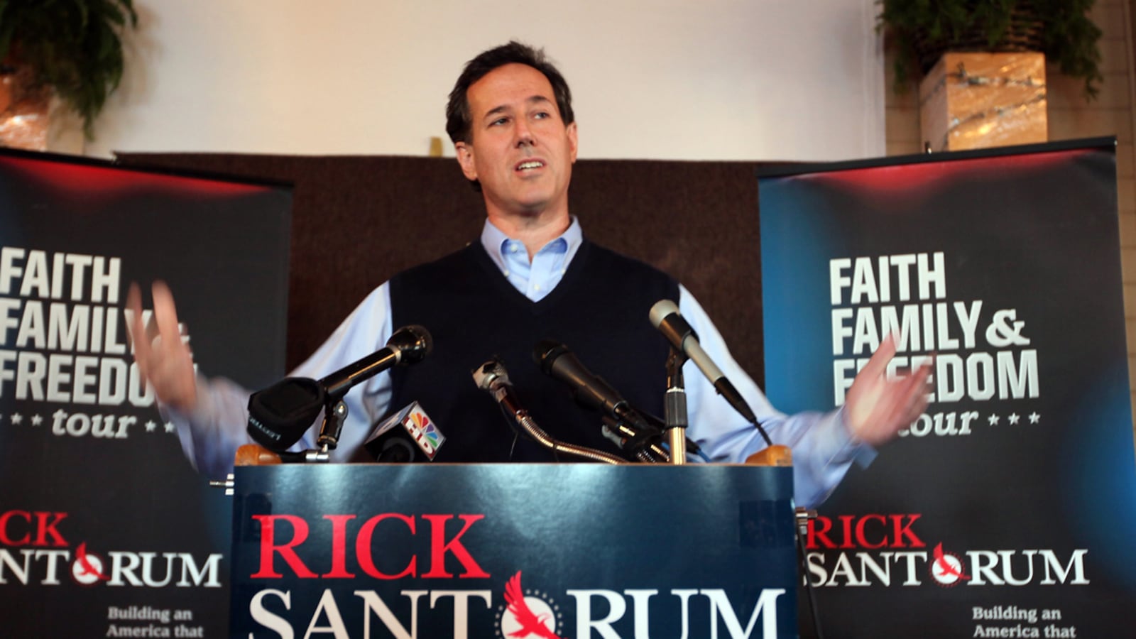 articles/2012/01/04/iowa-s-candidates-would-be-egged-at-fashion-week/santorum-vests-style-givhan-tease_evduym