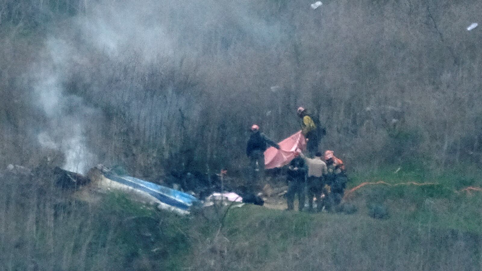 2020-01-26T234704Z_1056513266_RC2ZNE92PGS6_RTRMADP_3_PEOPLE-KOBE-BRYANT_rpwvg1