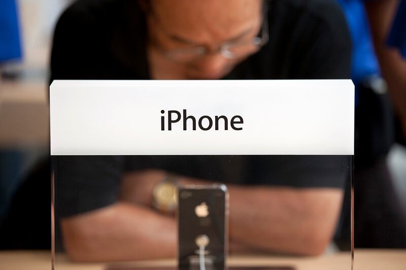 articles/2011/10/03/will-apple-make-magic-again-with-the-iphone-5/iphone-5-rumors-lyons_rder2e