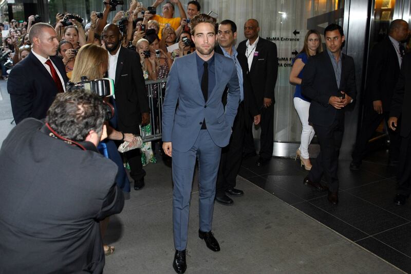 articles/2012/08/14/rob-pattinson-s-first-breakup-appearance-in-flawless-gucci-suit/pattinson-red-carpet1_d38wv6
