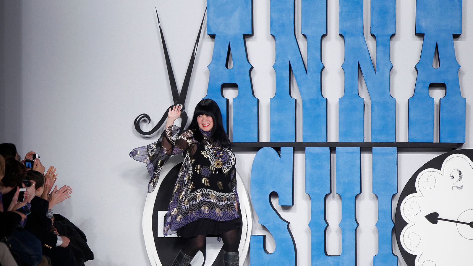 galleries/2014/09/01/how-the-top-designers-survive-fashion-week-hint-lots-and-lots-of-green-juice/140829-designers-survive-fashion-week-tease_vuxdbw