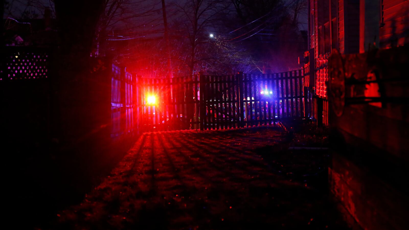 2013-04-20T000000Z_1077577438_GM1E94K0MZT01_RTRMADP_3_USA-EXPLOSIONS-BOSTON-SURROUNDED_bxxxg3