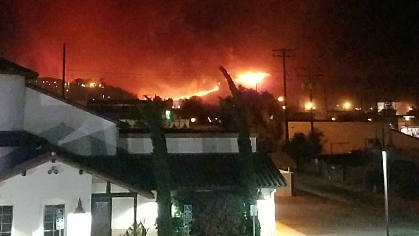 171204-california-fire-rapidly-spreading-cheat_rulp0u