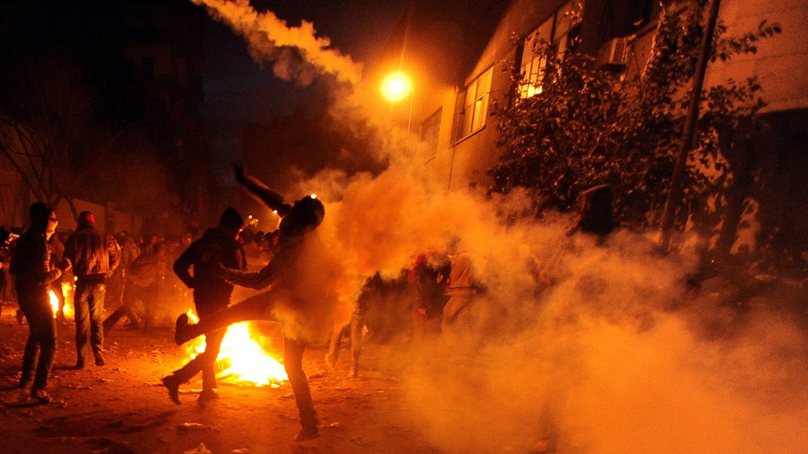 articles/2012/02/03/new-riots-rock-egypt-amid-finger-pointing-over-soccer-deaths/egypt-riots-second-front-beach_oei9ng