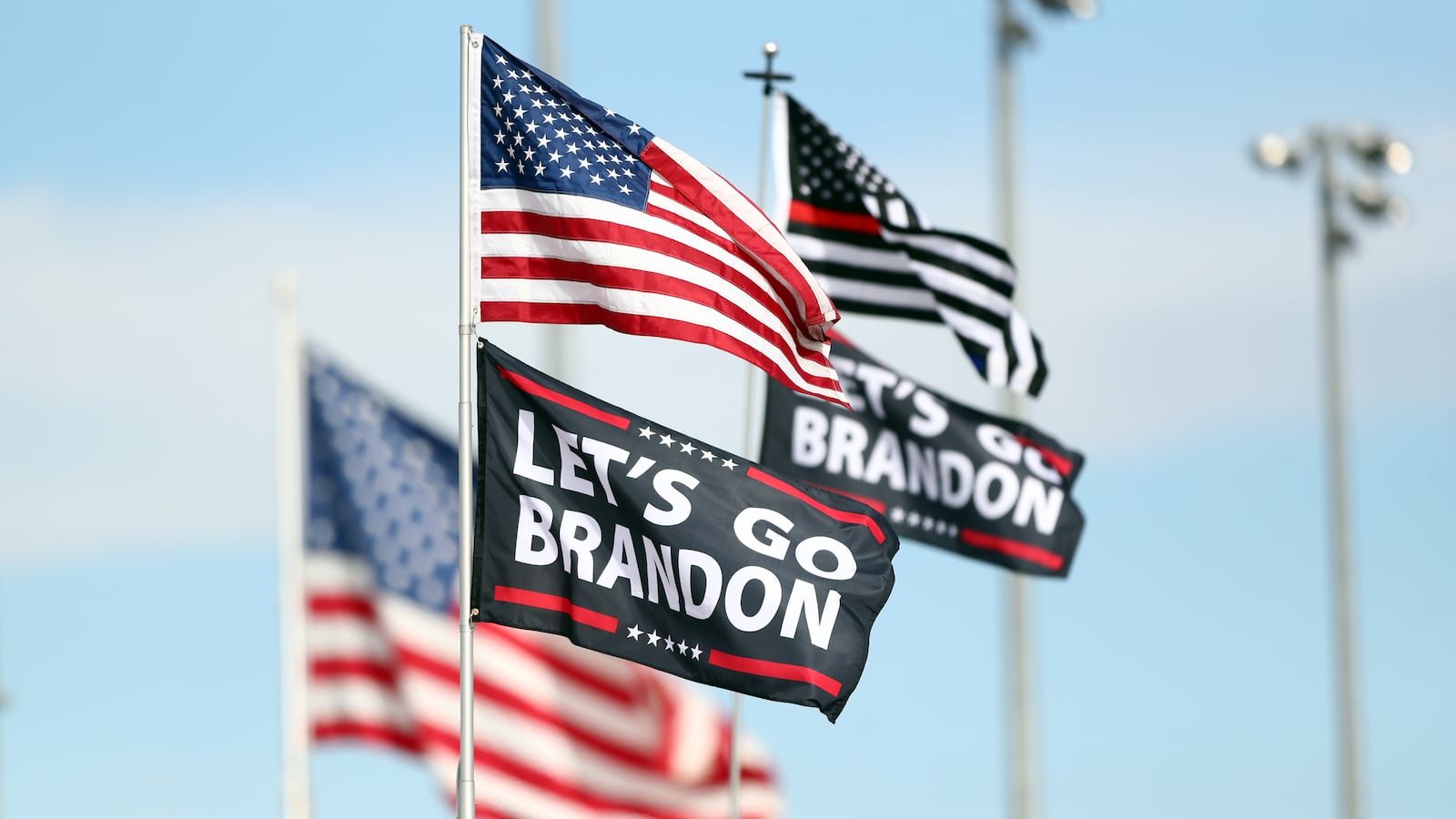 2021-11-07T221918Z_1232139330_MT1USATODAY17116442_RTRMADP_3_NASCAR-CUP-SERIES-CHAMPIONSHIP_cnhpjv