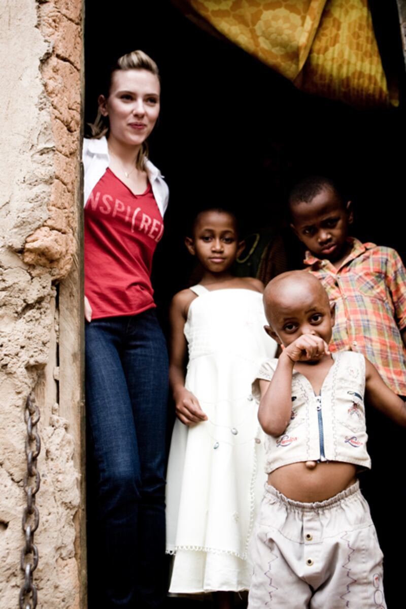 galleries/2010/11/30/stars-who-fight-aids/aids-celejohansson_rq5rar