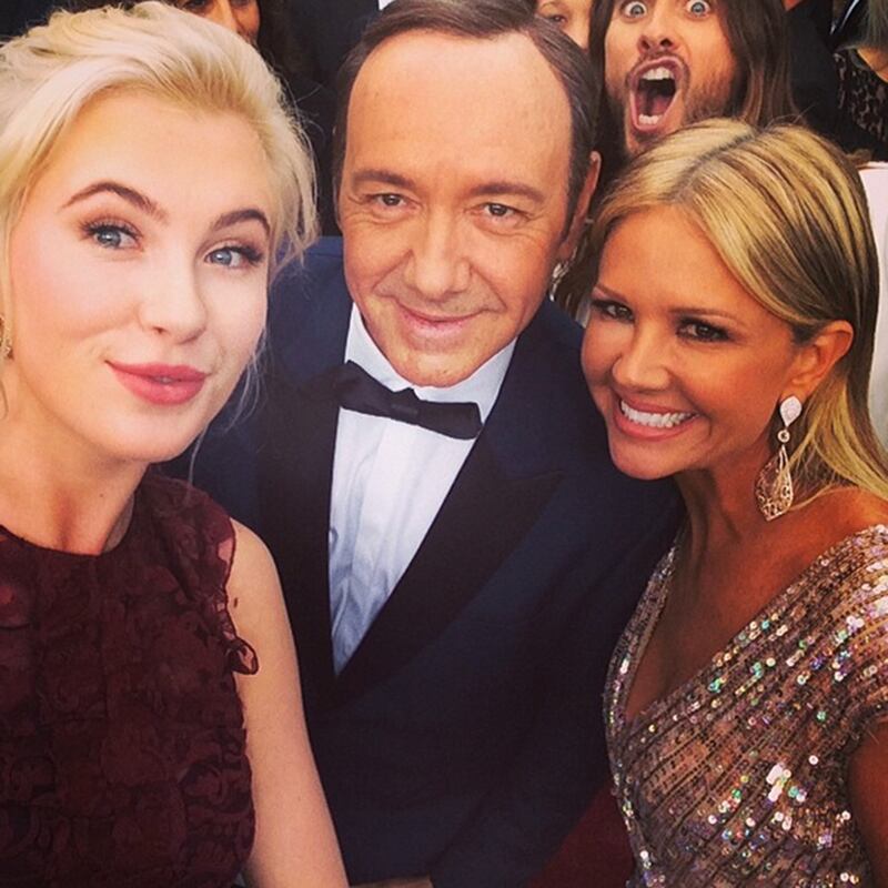 galleries/2014/03/09/ellen-s-oscar-selfie-the-week-s-best-celebrity-selfies-photos/140307-selfies-irelandbbaldwin_nxllge