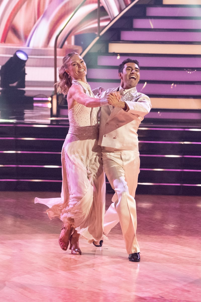 Julia Stiles and partner Ezra Sosa earned an 18 out of 30 for their performance to Dolly Parton’s “9 to 5″.