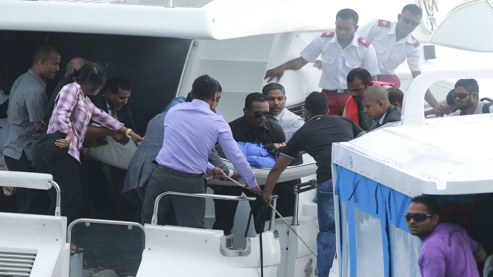 cheats/2015/09/28/maldives-leader-escapes-speedboat-blast/150928-maldives-president-explosion-boat-cheat_xu1h41