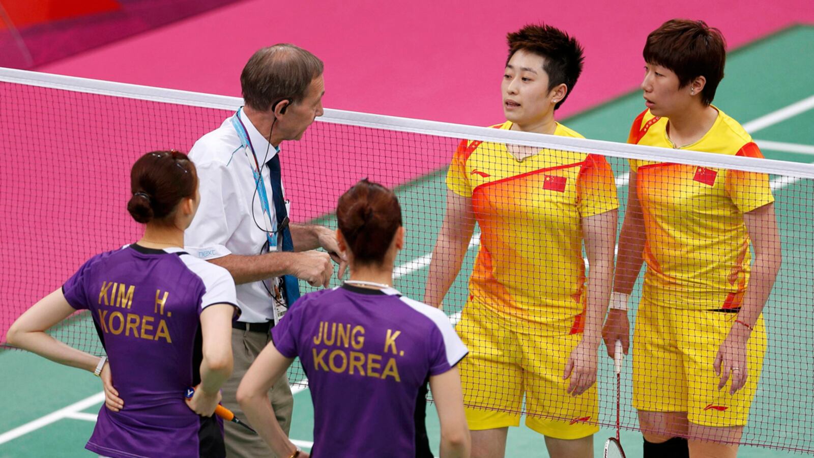 cheats/2012/08/01/china-to-investigate-badminton-players/badminton-players-disqualified-cheat_vtpo6v