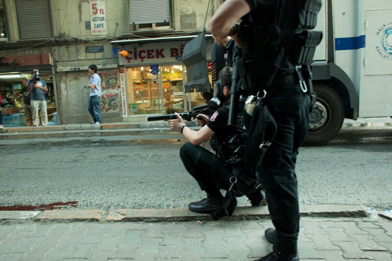 galleries/2013/05/31/occupy-istanbul-errupts-in-violence-photos/130531-taksim4_bdis3c