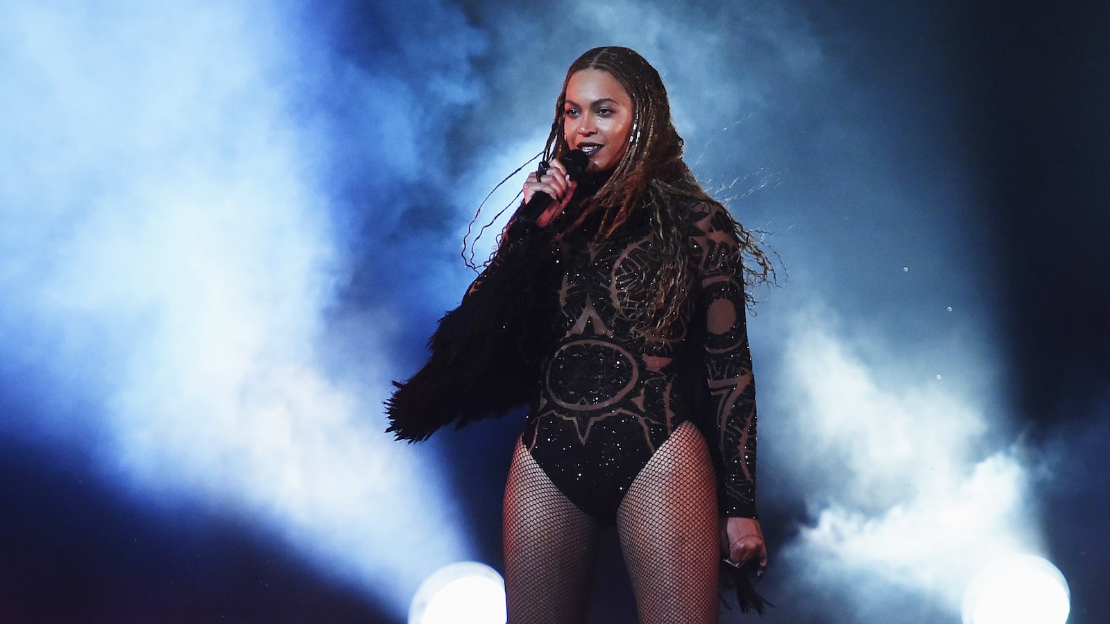 articles/2016/07/07/beyonce-s-powerful-statement-on-police-brutality-and-her-history-of-black-lives-matter-activism/160707-zimmerman-beyonce-blm-tease_qirsob