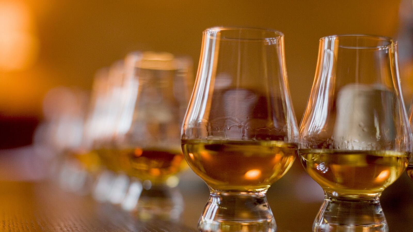 articles/2014/11/24/what-a-whisky-s-color-can-tell-you-about-flavor-is-as-much-science-as-it-is-emotion/141125-macallen-color-tease_rtouho