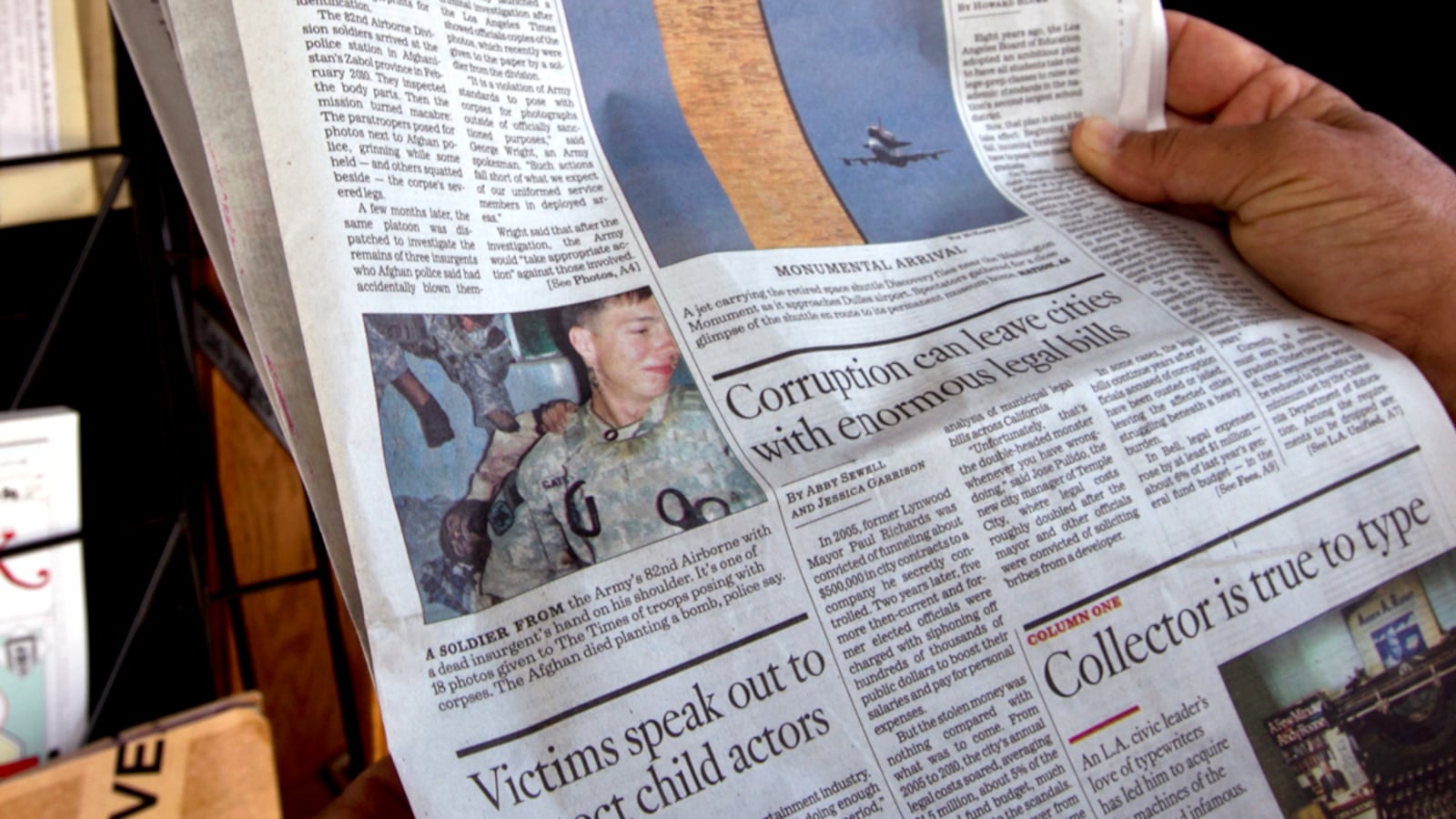 galleries/2012/04/19/controversial-photos-u-s-soldiers-with-taliban-bodies-whitney-houstons-death-and-more/controversial-photos-tease_wycxeo