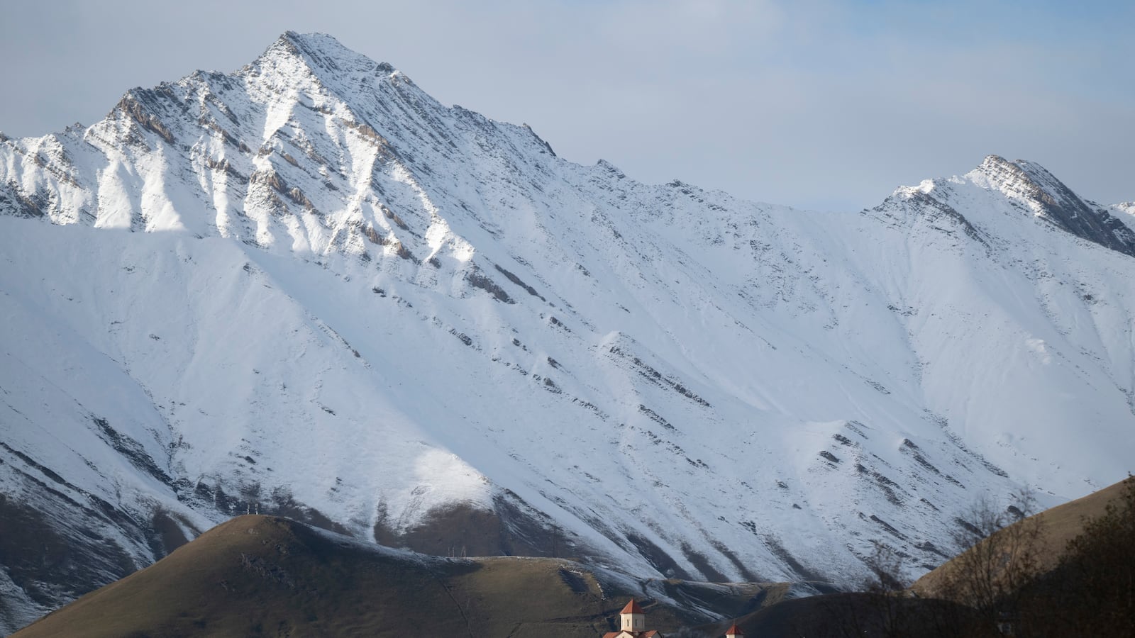 A church on the Georgian Military Road in the Greater Caucasus. Photo: Sebastian Kahnert/dpa
