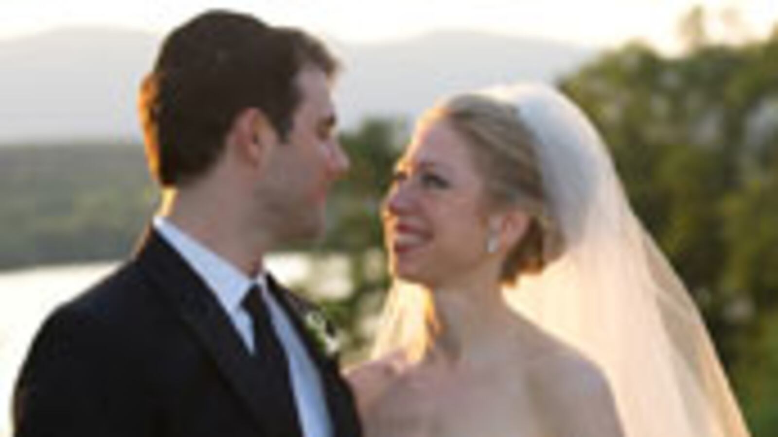 articles/2010/07/31/chelsea-clinton-wedding-details-photos-updates-map/chelsea-wedding-wrap_117264_xsdn1s