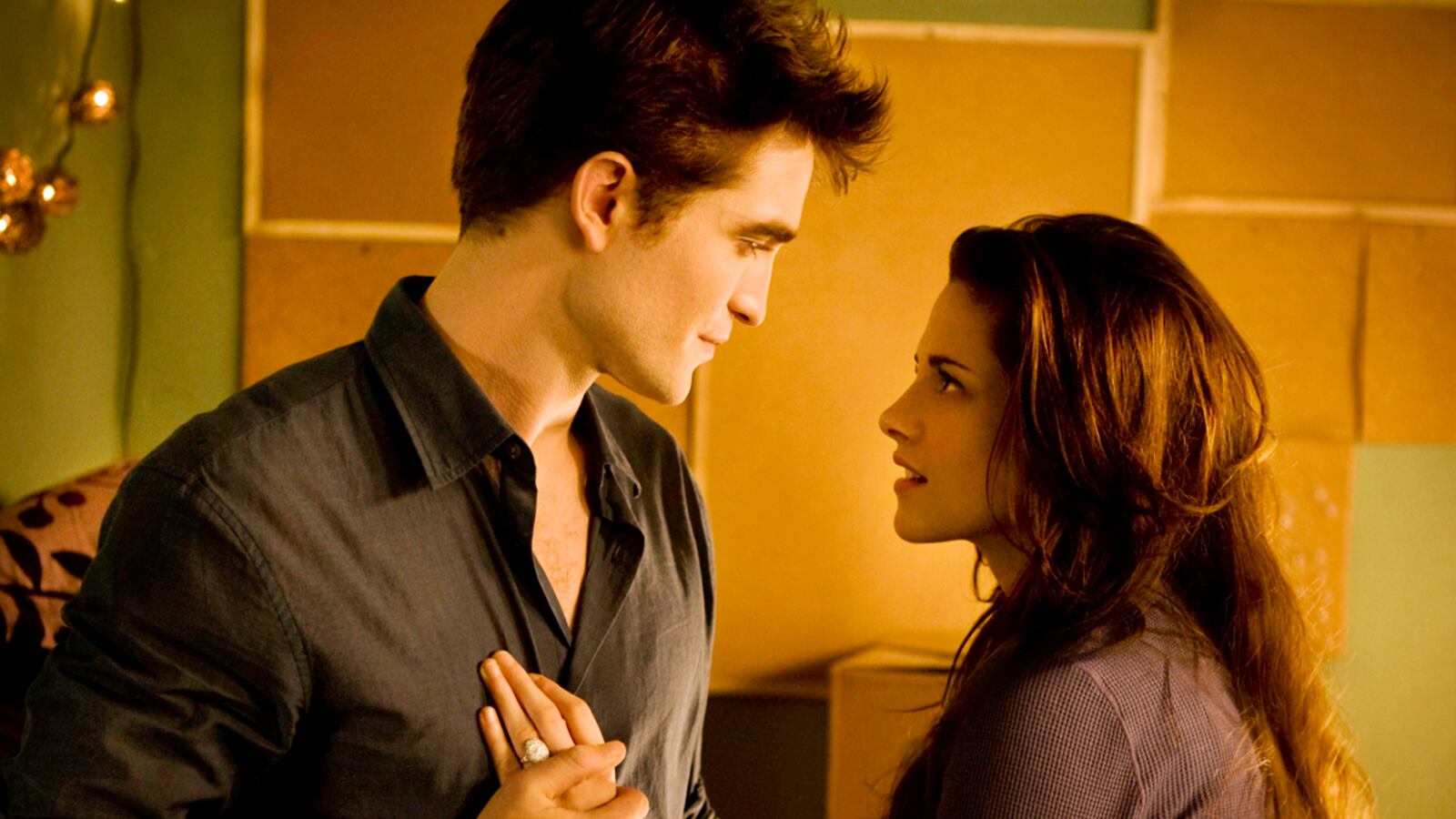cheats/2011/11/25/twilight-viewers-report-seizures/twilight-breaking-dawn-fall-movies-ew_ucovcc