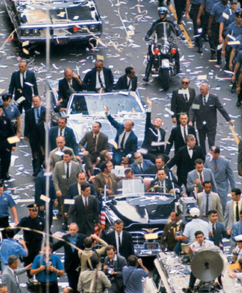 galleries/2009/07/03/the-1-000-coffee-table-book/moonfire-13_abasod