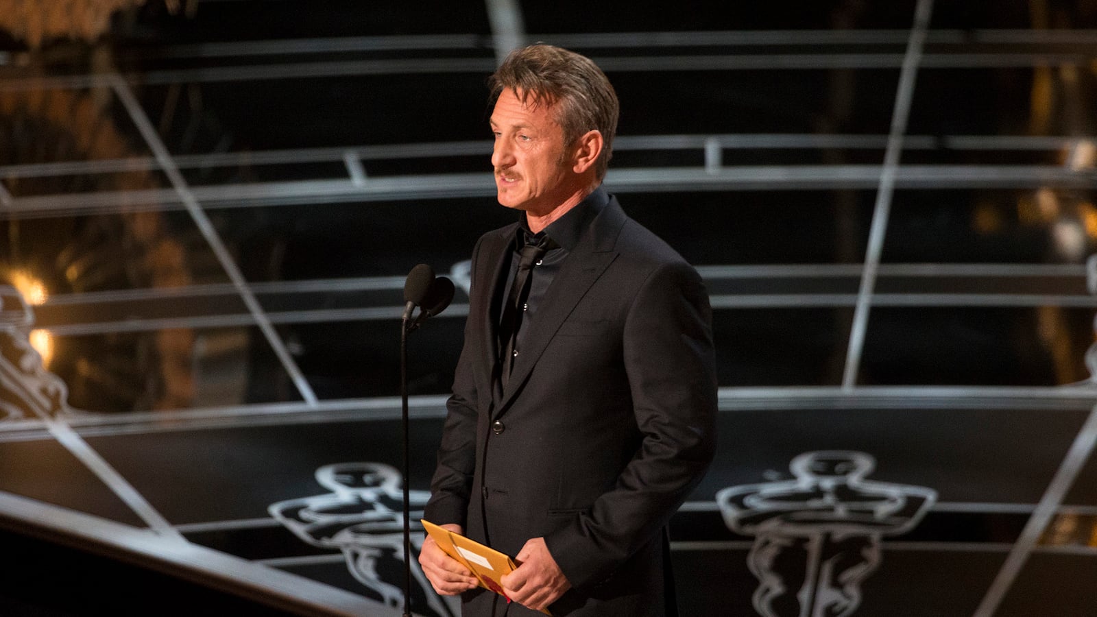 articles/2015/02/23/twitter-turns-on-abuser-sean-penn-following-his-oscars-green-card-joke/150223-stern-penn-tease_ckhyri