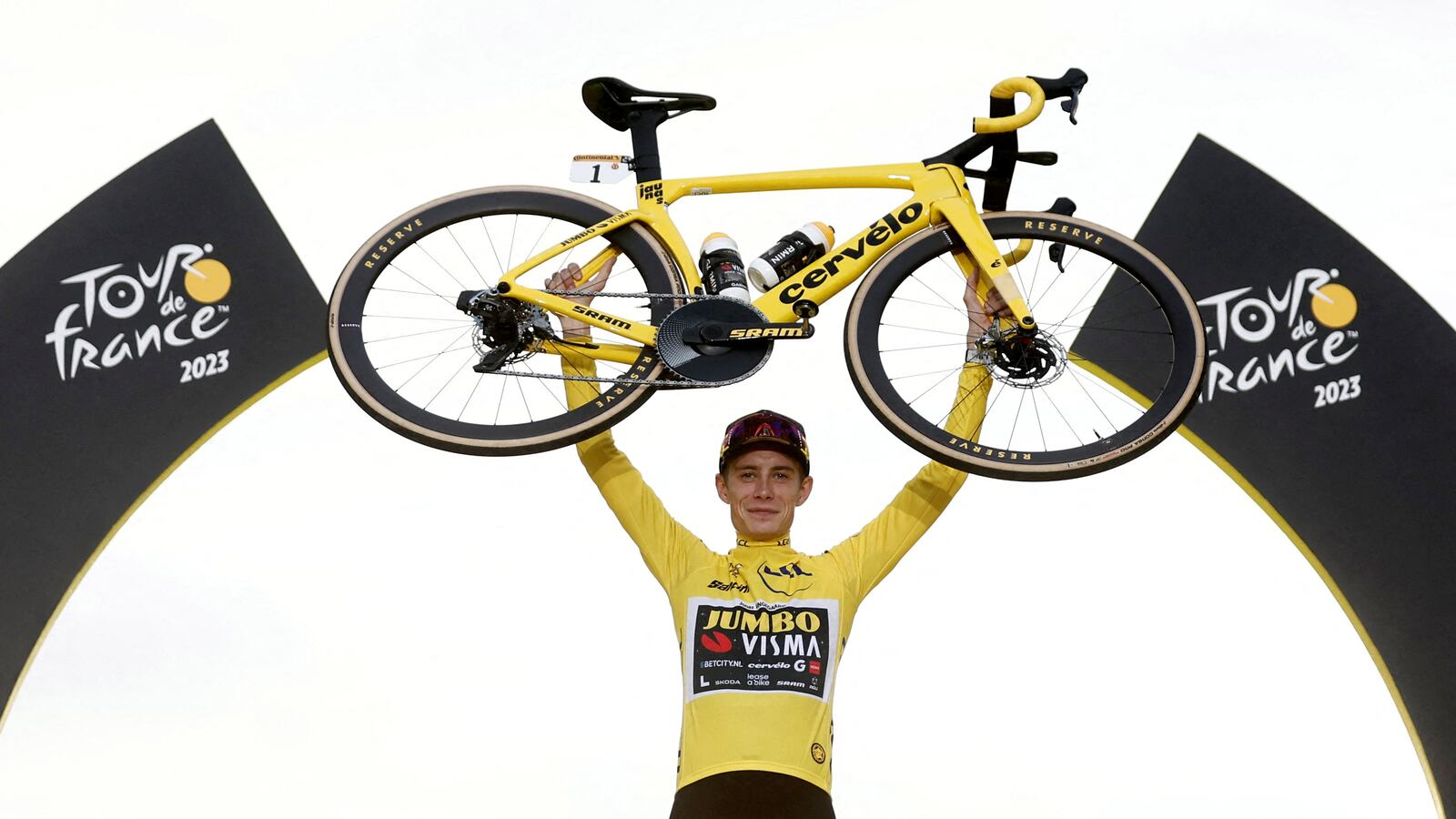 2023-07-23T190238Z_1422872094_UP1EJ7N1FXJ2Q_RTRMADP_3_CYCLING-FRANCE_al4ewx