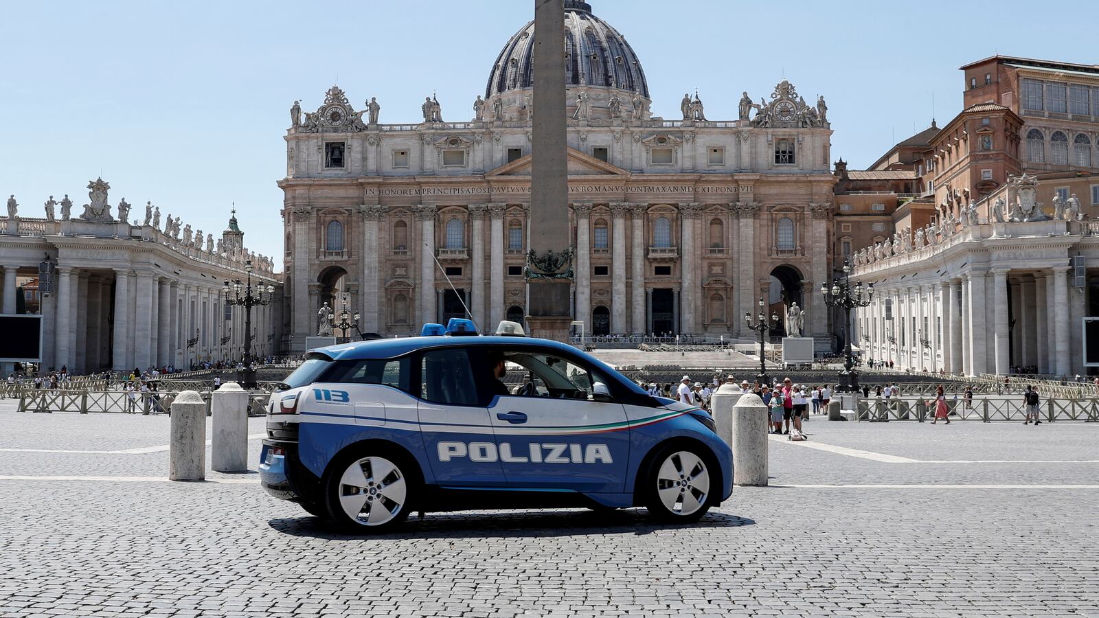 2022-06-19T124306Z_1335100659_RC20VU9Q1RC2_RTRMADP_3_ITALY-POLICE-CAR_zyd0kt
