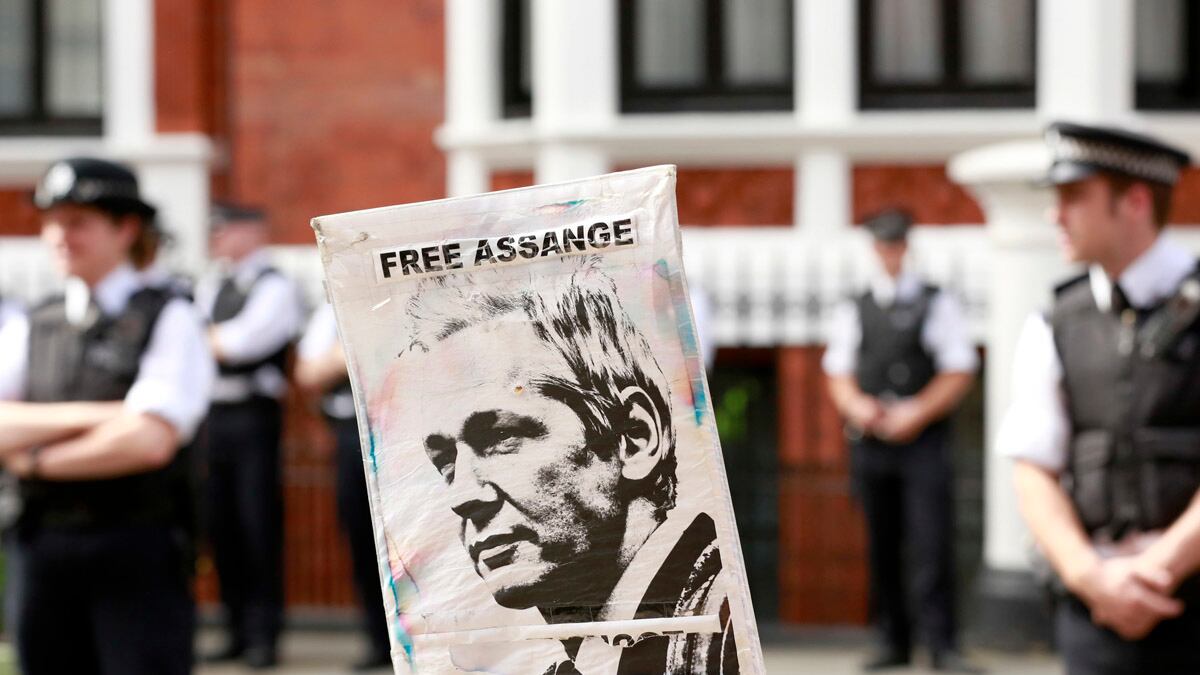 cheats/2012/08/19/assange-makes-defiant-speech/assange-makes-defiant-speech-cheat_a178sc