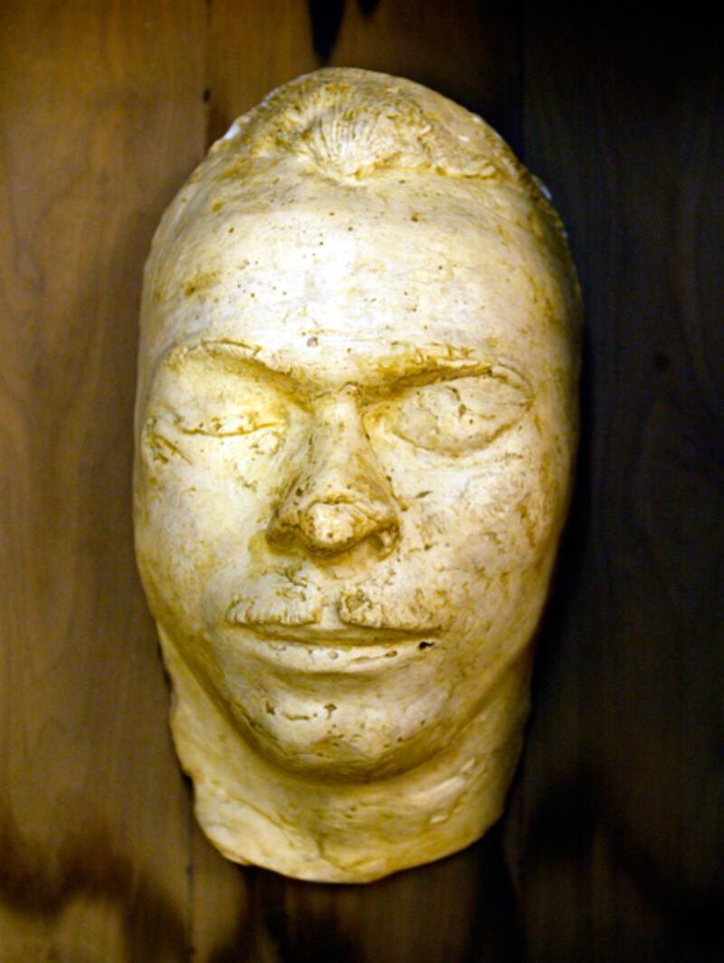 galleries/2011/08/02/casey-anthony-latex-mask-and-other-murderabilia-photos/murderabilia-dillinger-death-mask_i8tth2