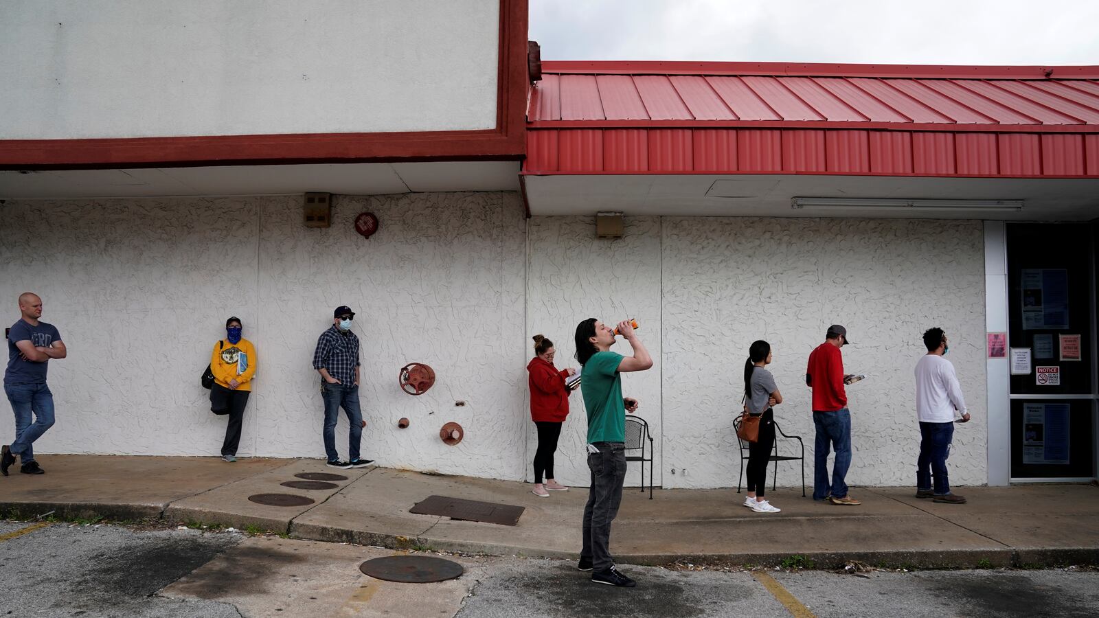 2020-04-06T222208Z_10187360_RC2AZF9LXJD8_RTRMADP_3_HEALTH-CORONAVIRUS-USA-JOBS_se3byn